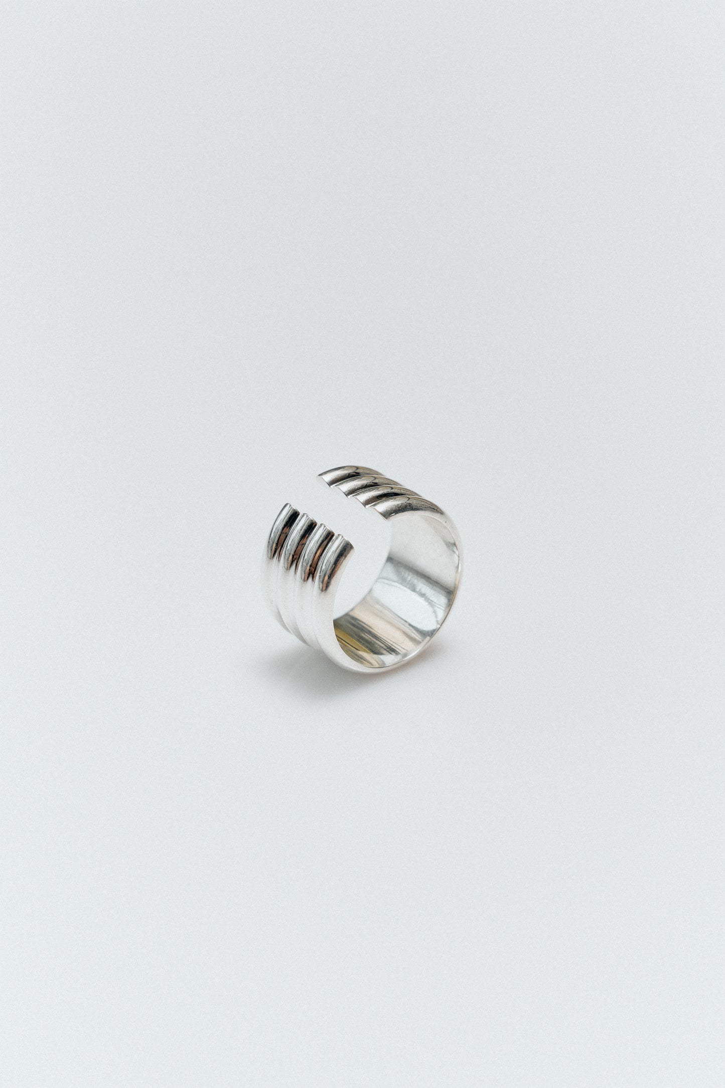 Four line band ring